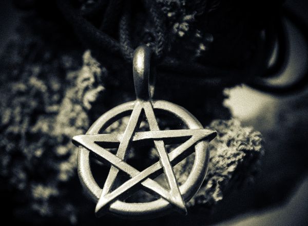 Gothic Halsketten & Anhänger mit Totenkopf, Kreuz und Pentagramm-Designs Gothic Halsketten & Anhänger mit Totenkopf, Kreuz und Pentagramm-Designs